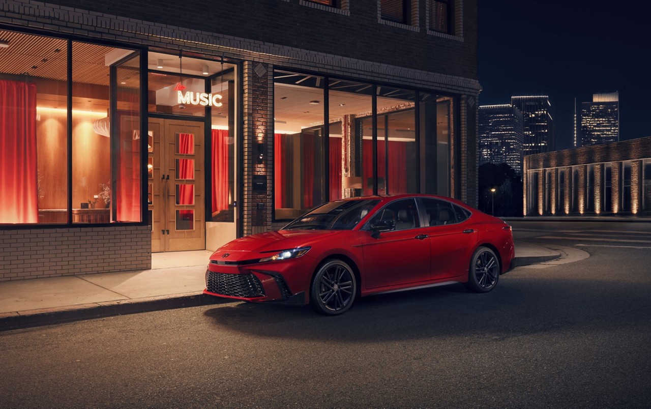 Toyota Camry Nightshade Edition: стильная гибридная новинка с темным акцентом