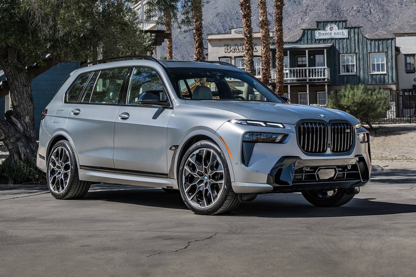 Новое поколение BMW X7: революционный дизайн, электрическая версия iX7 и технологический прорыв