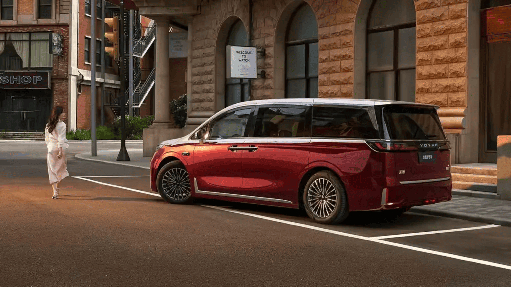 Voyah Dream 2026: обновлённый премиальный MPV с рекордным запасом хода и функцией «танкового разворота»