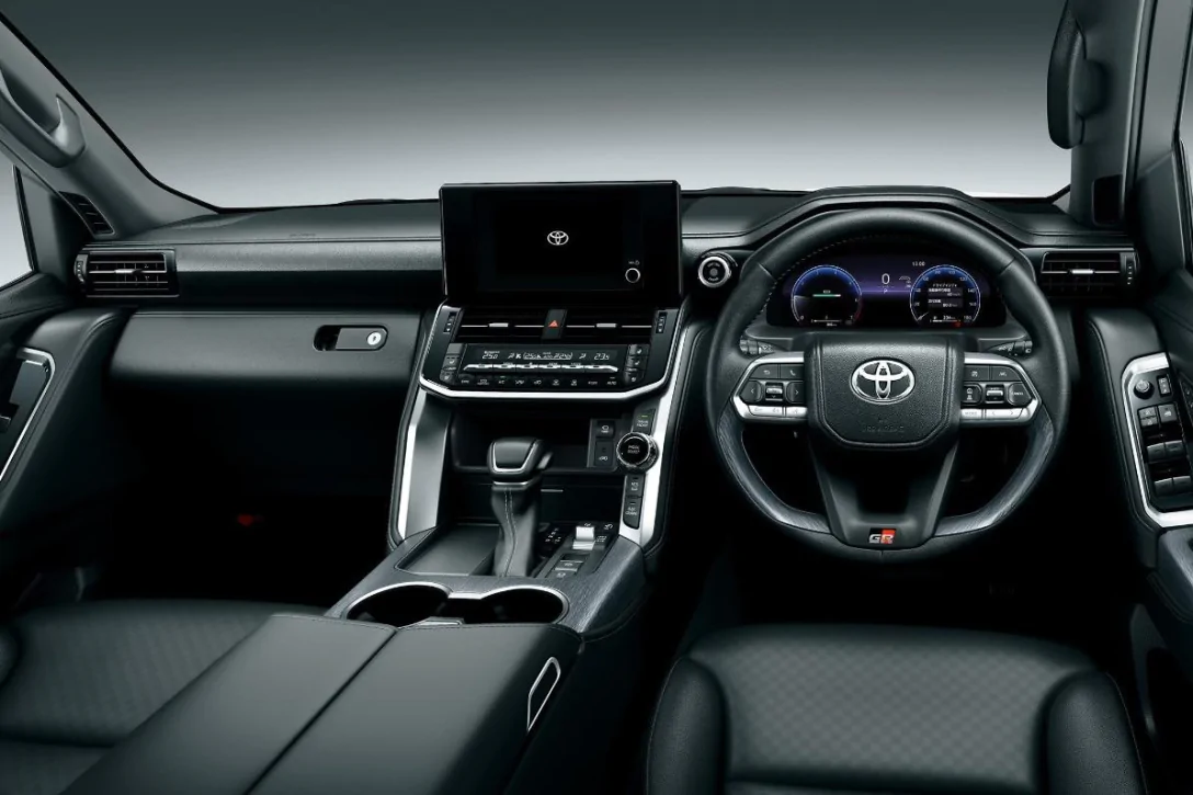 Обновленный Toyota Land Cruiser 300: современные технологии и расширенная комплектация