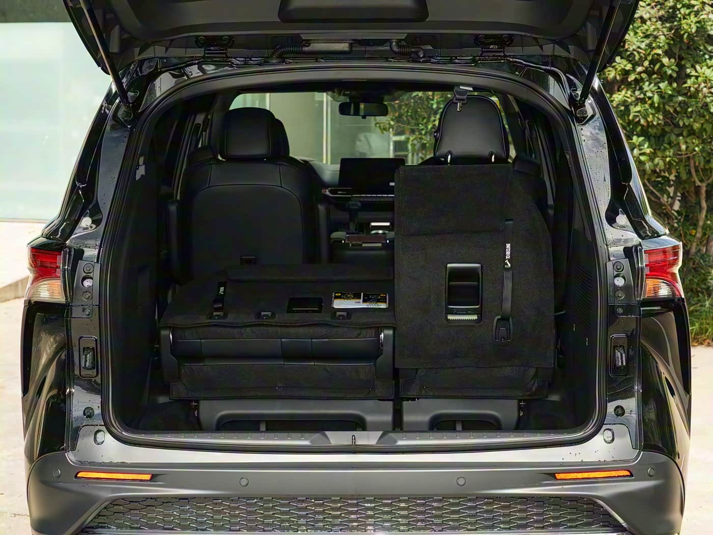 Toyota Granvia 2026: роскошный гибридный минивэн с обновленным интерьером и версией Royal MAX