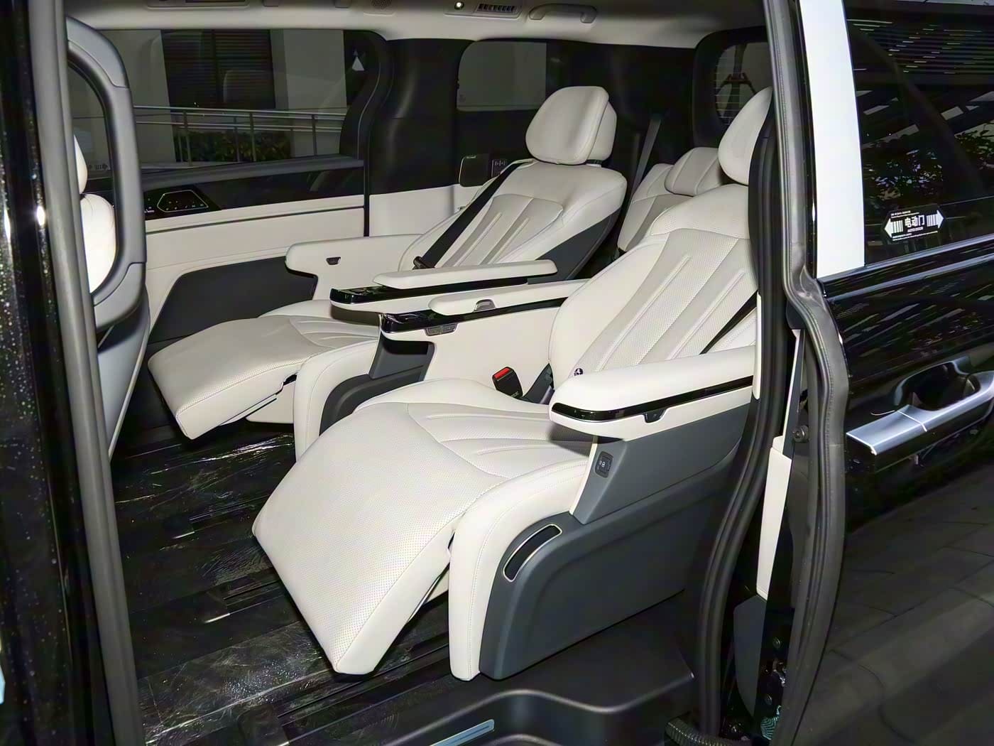 BYD M9 2026 — новый премиальный гибридный минивэн с запасом хода 1163 км и ценой от $27 500
