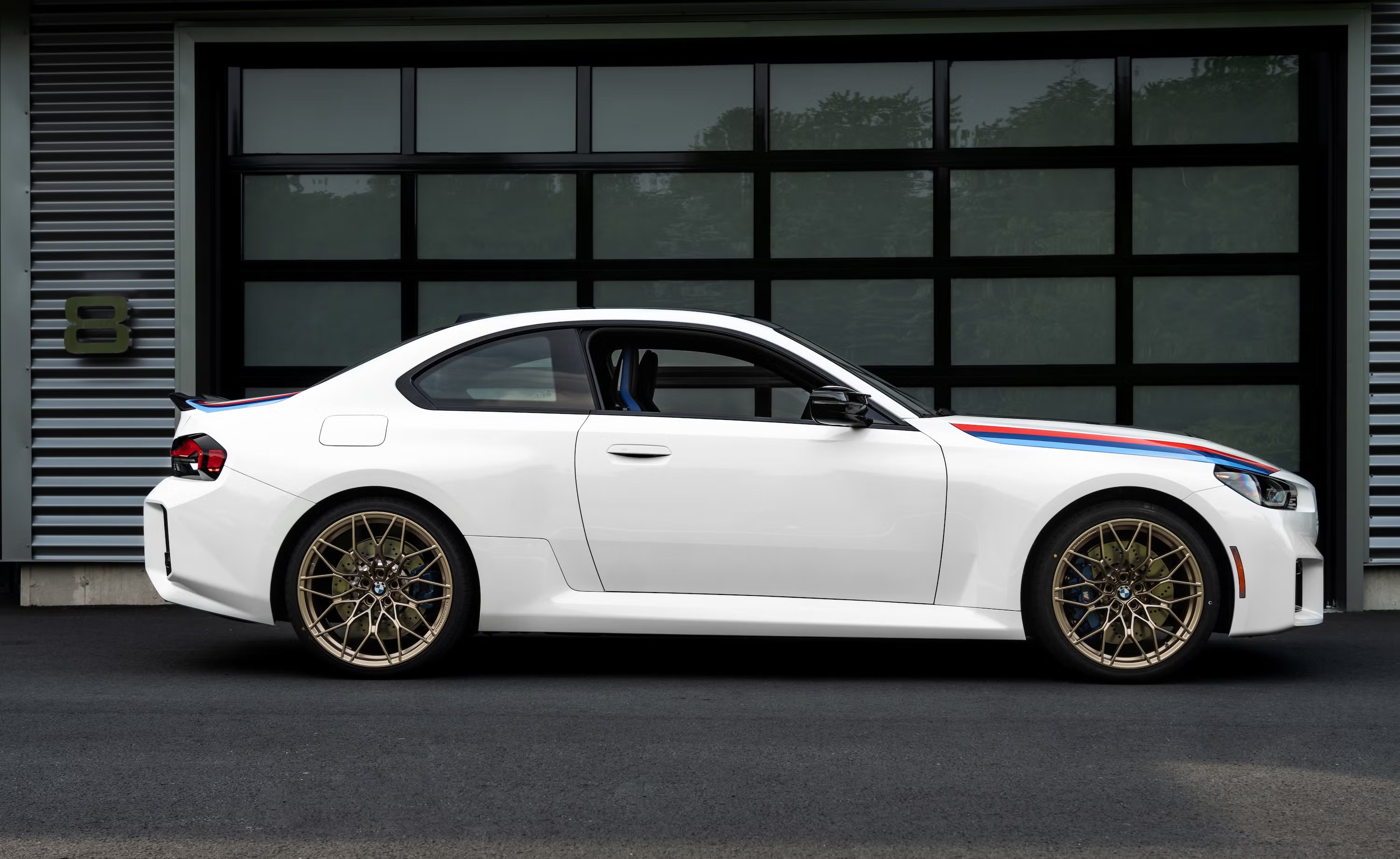 BMW представила лимитированное купе M2 Turbo Design Edition 2026: дань легендарному 2002 Turbo