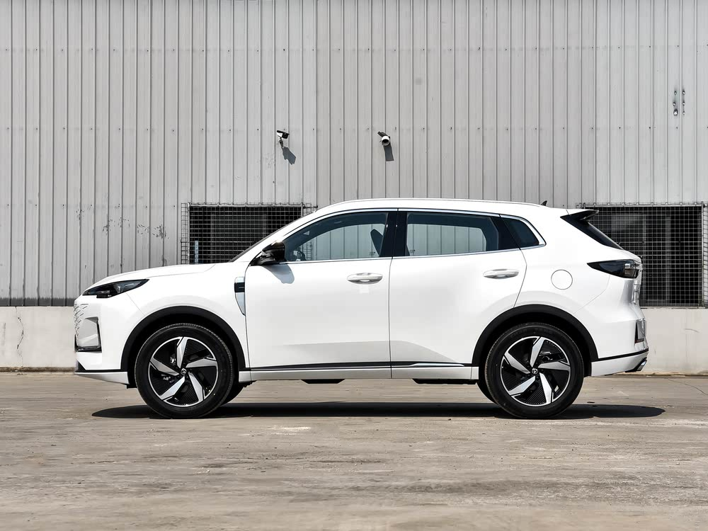 Changan CS55 Plus с обновлённым двигателем и расширенной комплектацией поступил в продажу в Китае
