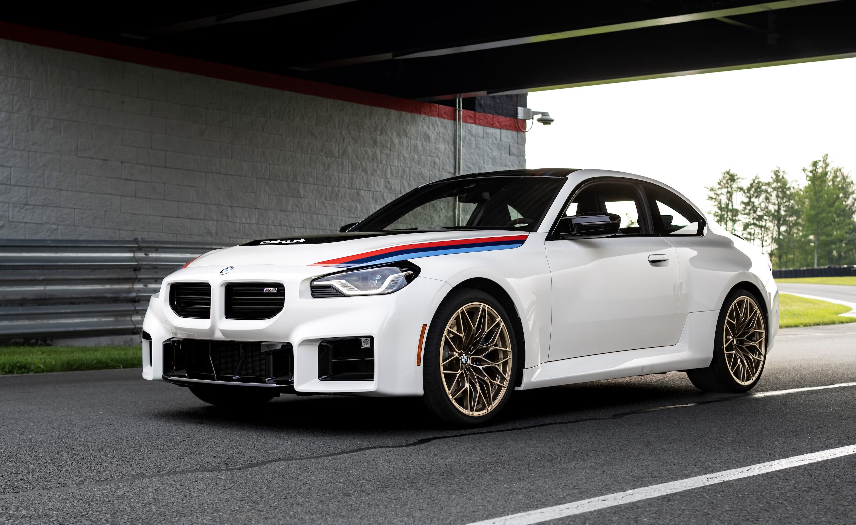 BMW представила лимитированное купе M2 Turbo Design Edition 2026: дань легендарному 2002 Turbo