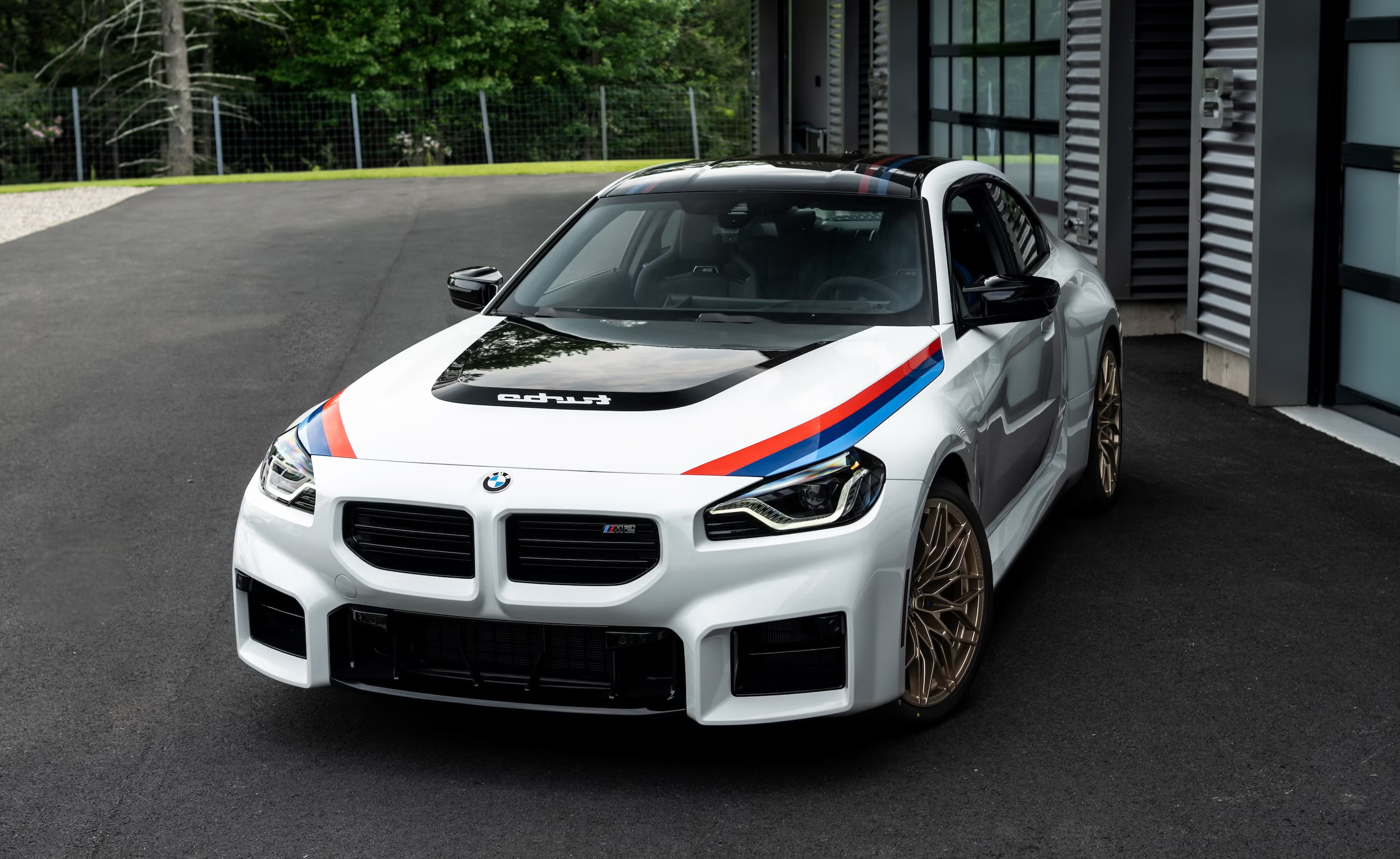 BMW представила лимитированное купе M2 Turbo Design Edition 2026: дань легендарному 2002 Turbo