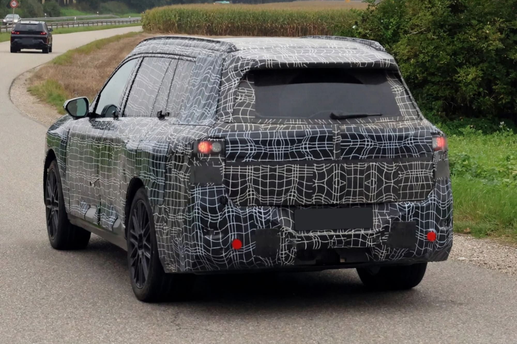 Новое поколение BMW X7: революционный дизайн, электрическая версия iX7 и технологический прорыв