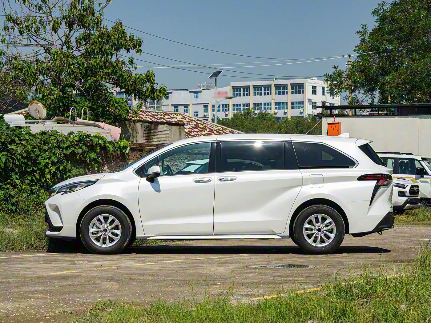 Toyota Granvia 2026: роскошный гибридный минивэн с обновленным интерьером и версией Royal MAX
