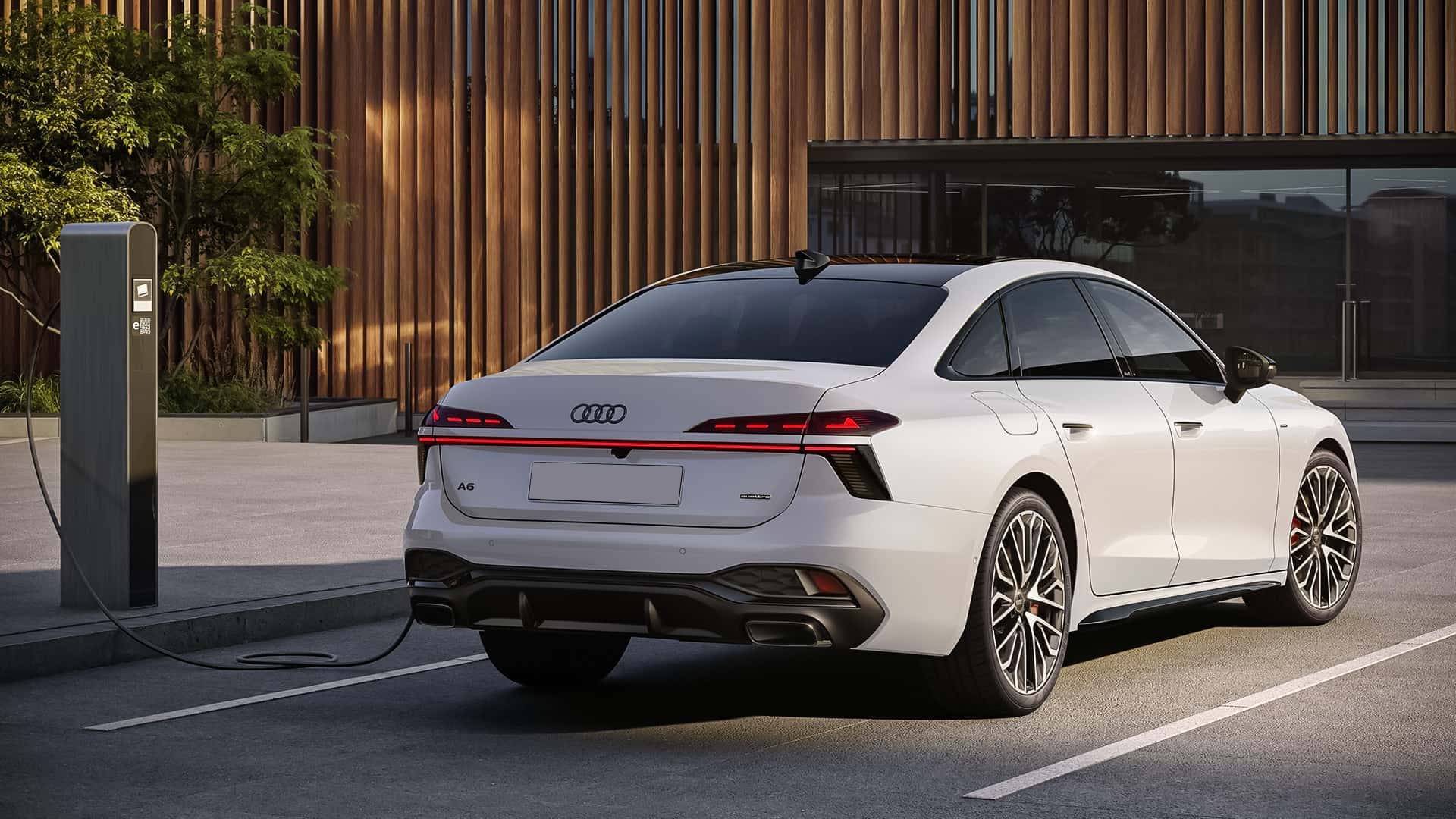 Audi A6 e-hybrid 2025: стиль, мощность и экономия топлива в премиум-формате