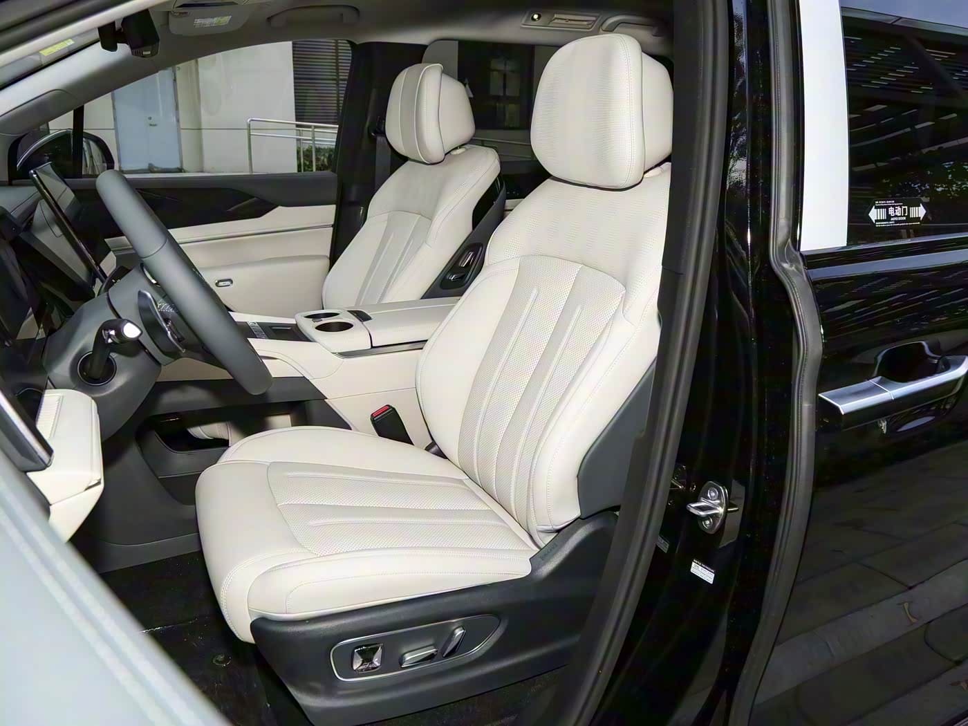 BYD M9 2026 — новый премиальный гибридный минивэн с запасом хода 1163 км и ценой от $27 500