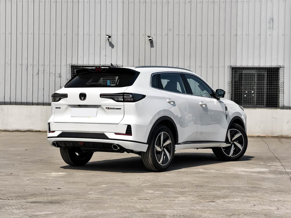 Changan CS55 Plus с обновлённым двигателем и расширенной комплектацией поступил в продажу в Китае