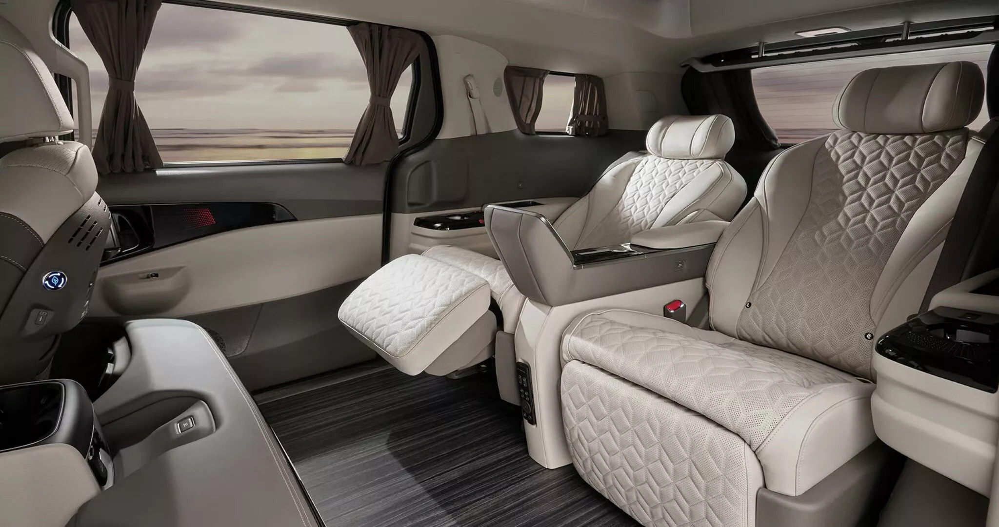 KIA представила роскошный минивэн Carnival Hi Limousine: премиум-класс для семьи и бизнеса