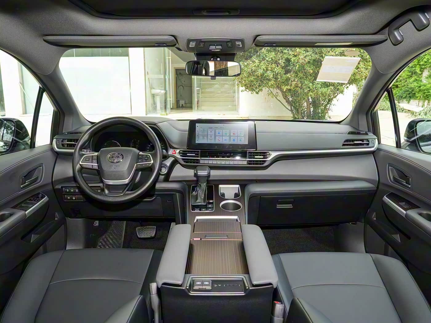 Toyota Granvia 2026: роскошный гибридный минивэн с обновленным интерьером и версией Royal MAX