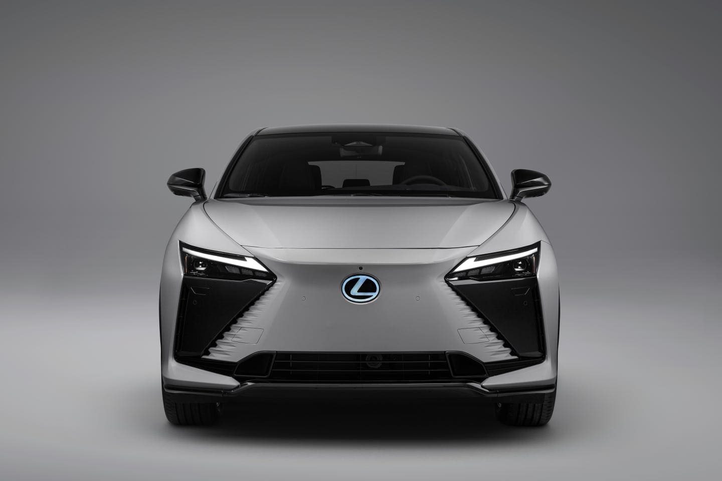 Новый Lexus RZ дебютировал в США: мощная версия 550e F Sport и обновлённая линейка