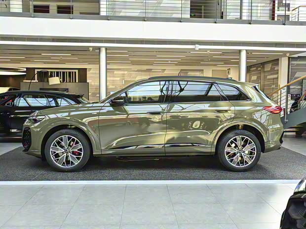 Новый Audi Q5L дебютировал в Китае: платформа PPC, технологии Huawei и обновлённый дизайн