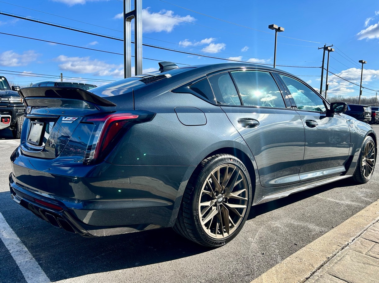Американская мощь и стиль: обзор Cadillac CT5 для дорог Казахстана
