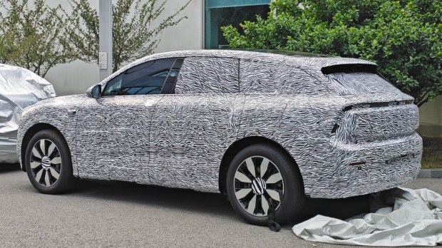 Новый электрический кроссовер AUDI от SAIC замечен в Китае: Face-ID в стойке и запуск в 2026 году