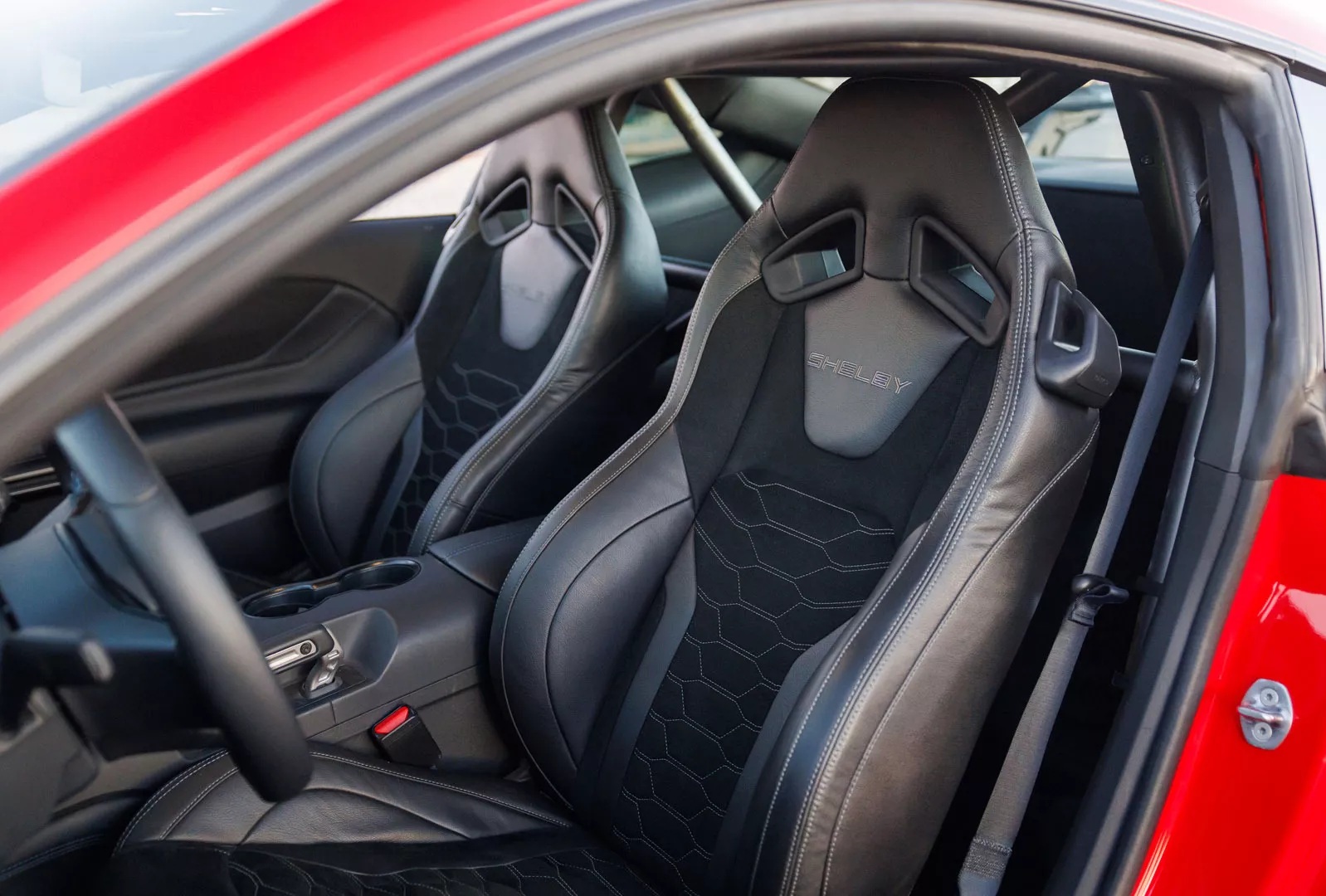 Shelby представила 850-сильный суперкар на базе Ford Mustang с карбоном и магнием