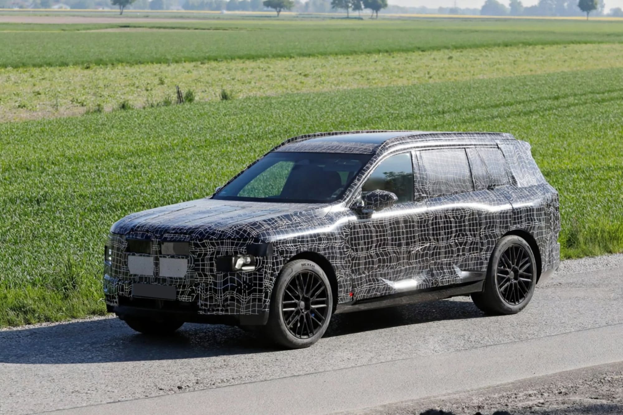 Новое поколение BMW X7: революционный дизайн, электрическая версия iX7 и технологический прорыв