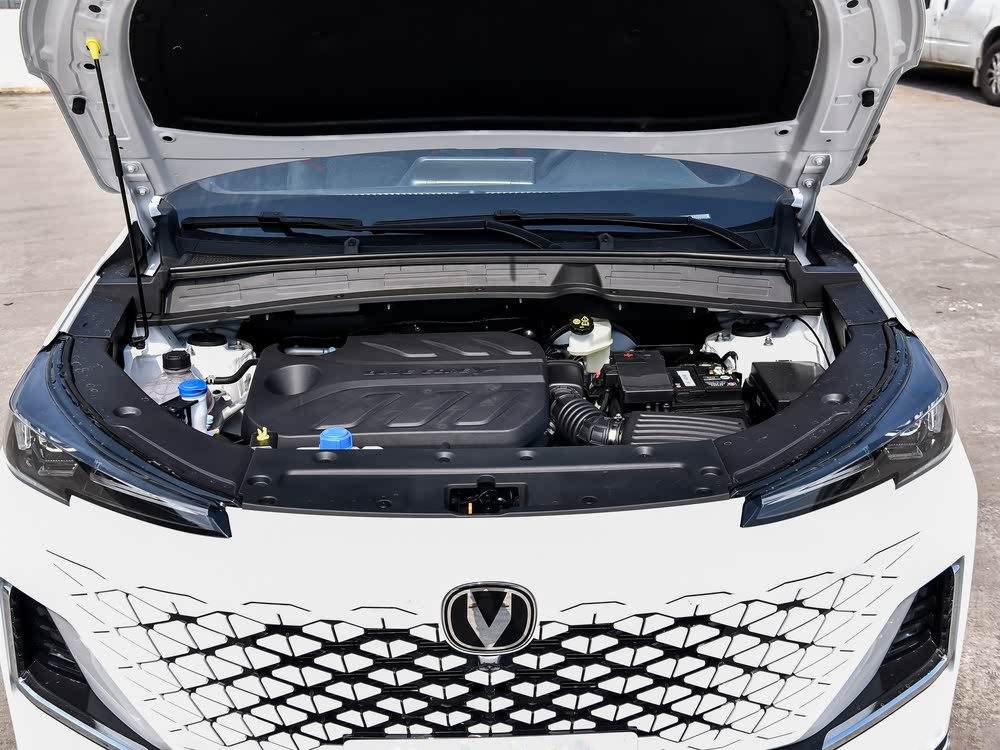 Changan CS55 Plus с обновлённым двигателем и расширенной комплектацией поступил в продажу в Китае