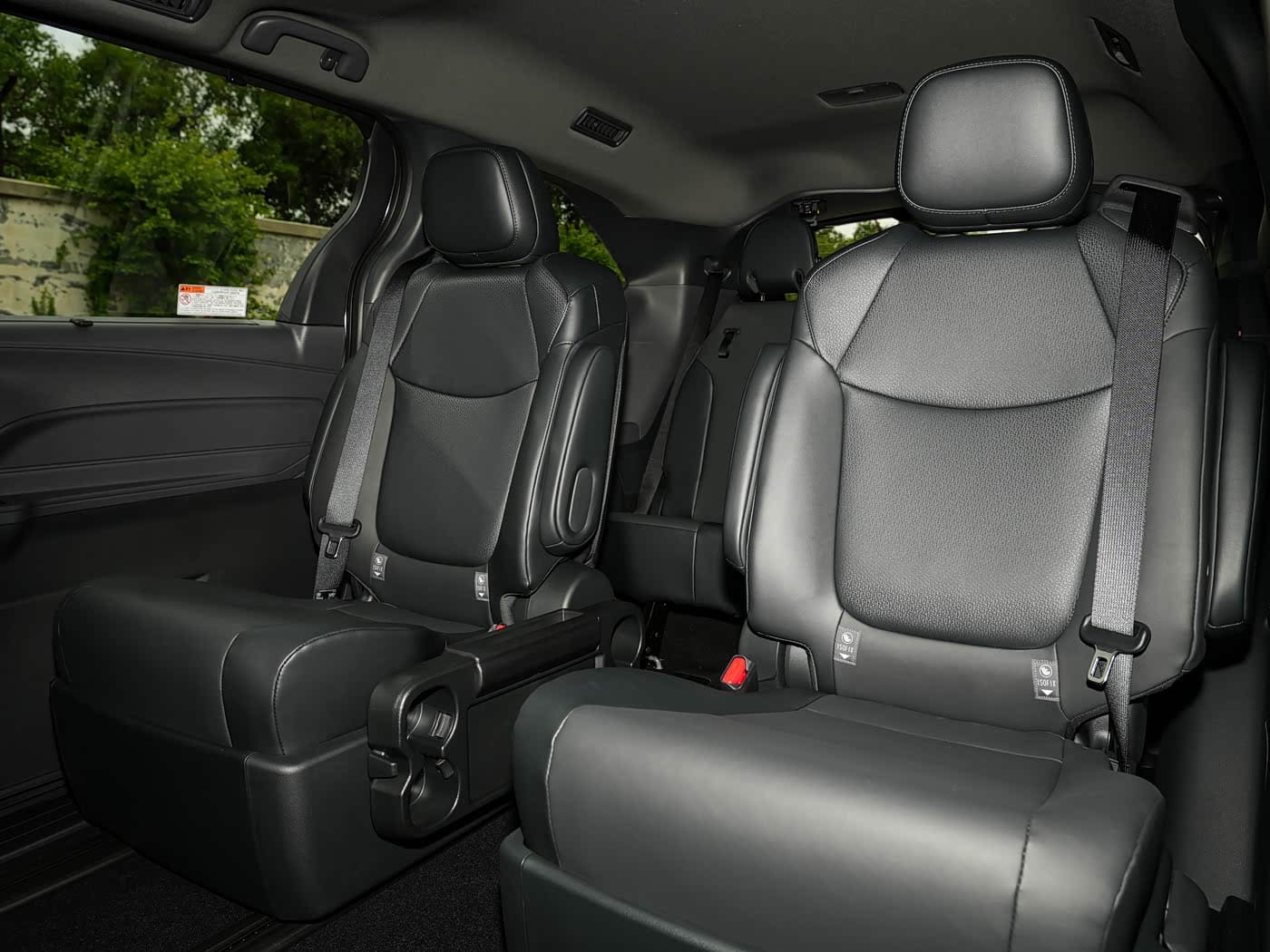 Toyota Granvia 2026: роскошный гибридный минивэн с обновленным интерьером и версией Royal MAX