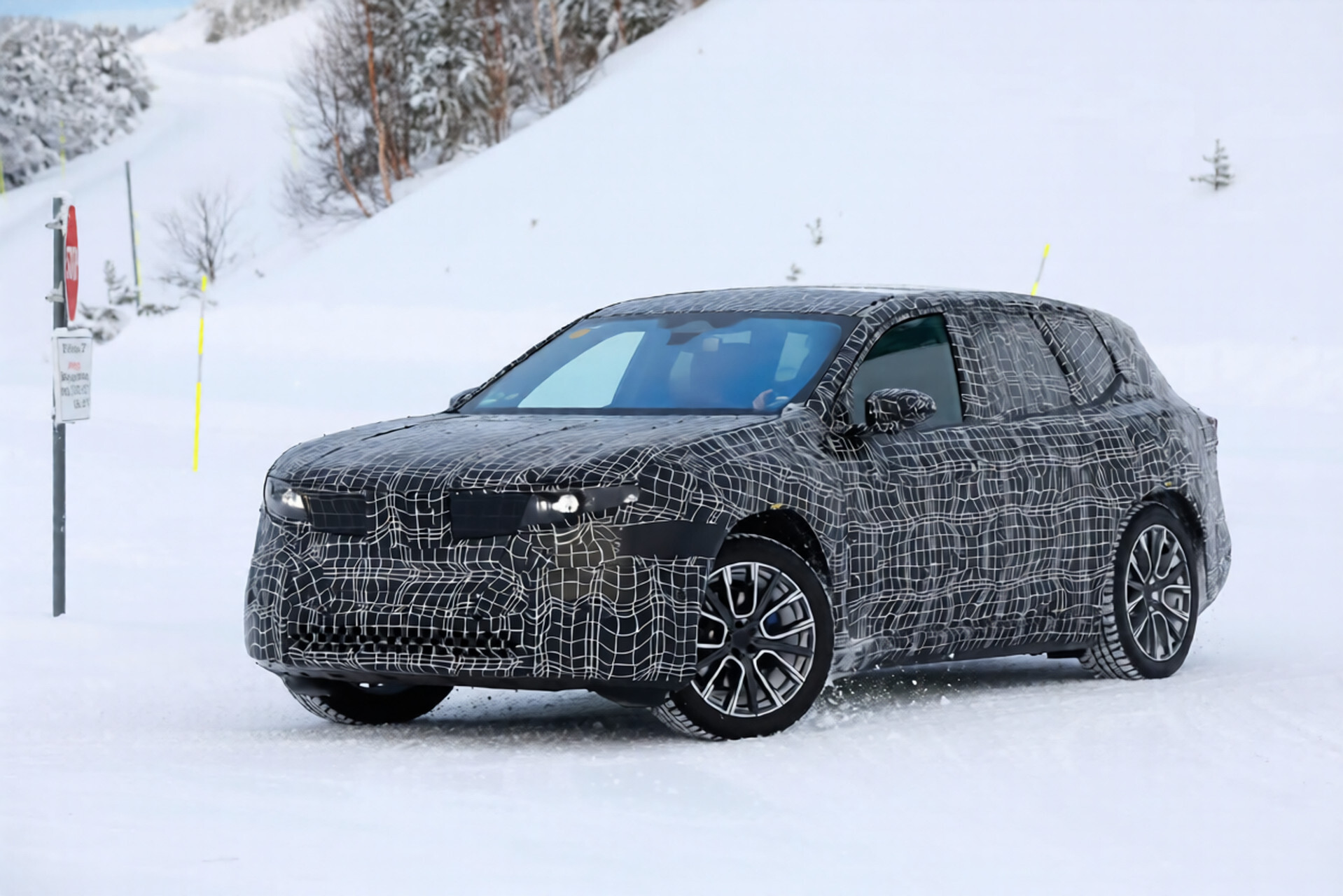 Новый BMW iX3 для Китая: увеличенная база, локальное ПО и дебют в 2026 году