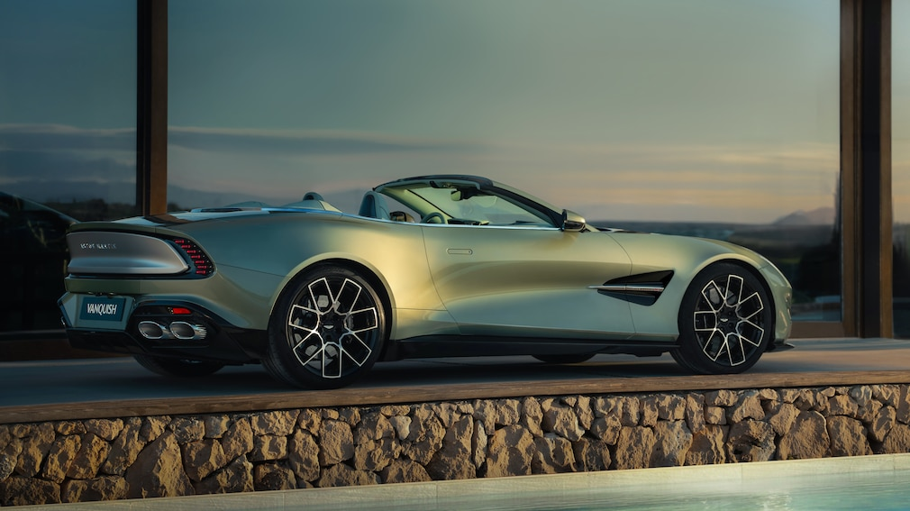 Aston Martin Vanquish Volante: дебют роскошного кабриолета с 835-сильным V12