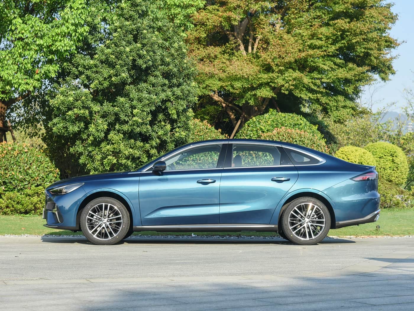 Новый Geely Emgrand 2026: мощный турбомотор, современный дизайн и старт предзаказов 5 ноября