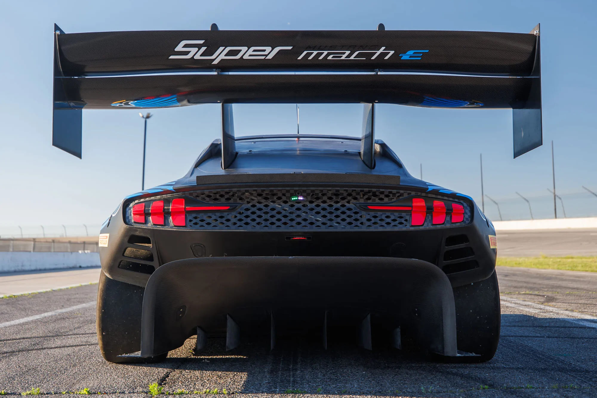 Ford Super Mustang Mach-E: гоночный электрокроссовер с более чем 1400 л.с. и гигантским антикрылом готов к штурму Pikes Peak