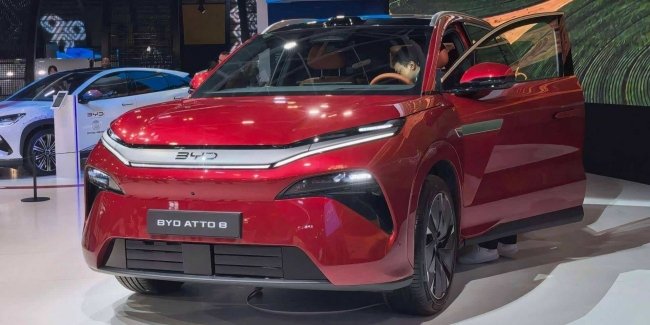 BYD 653 шақырымға дейінгі жүріс қоры бар, жеті орындық Atto 8 электрлі кроссоверін таныстырды.
