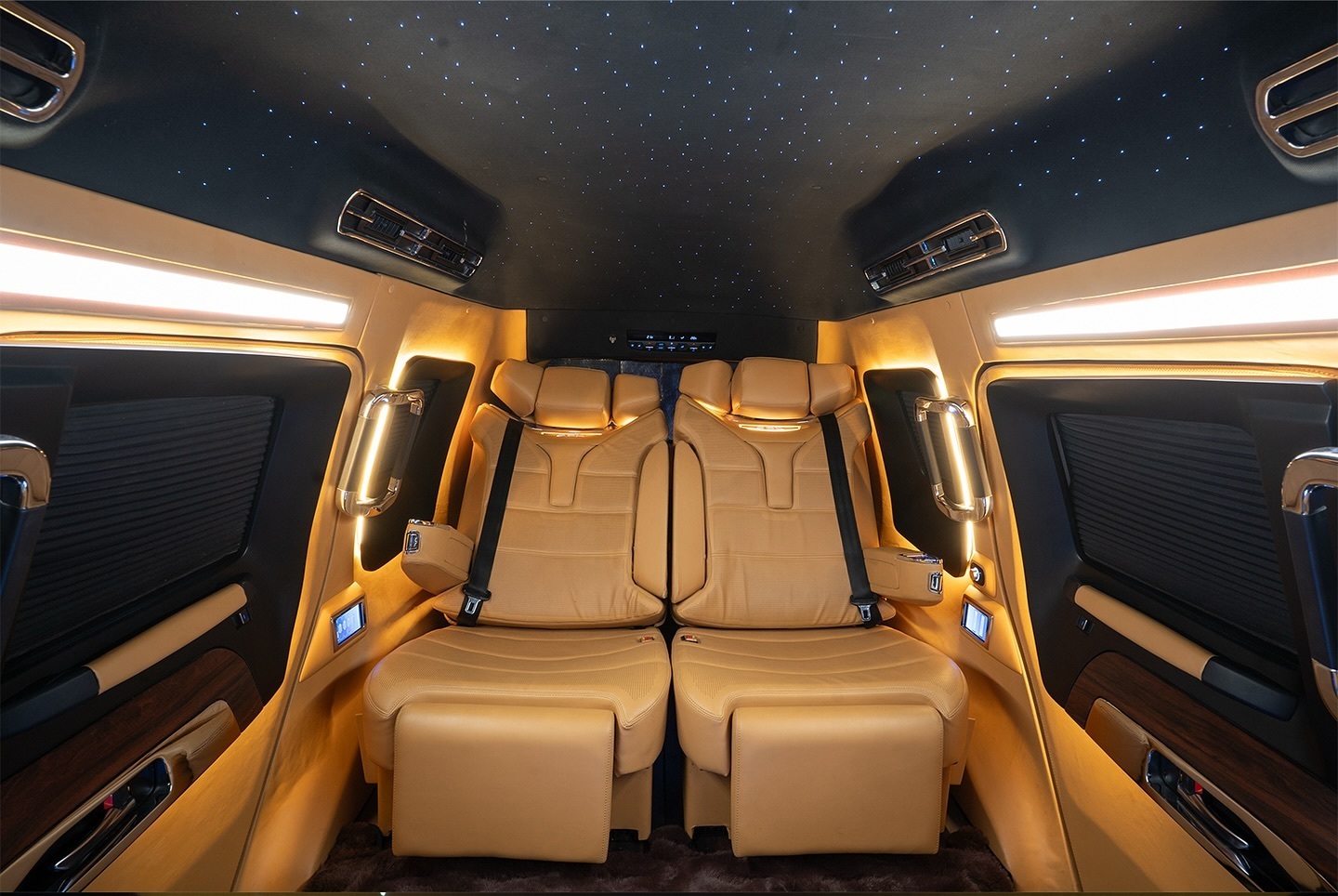 Toyota Land Cruiser 300 сәнді лимузинге айналды: ұзын ұзын, премиум салон және үлкен теледидар