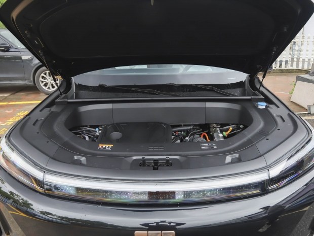 Geely представила флагманский кроссовер Galaxy M9: мощный гибрид с запасом хода до 1500 км - 3 | kz.bex-auto.com